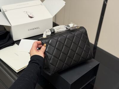 Chanel Classic Flap Medium view 6