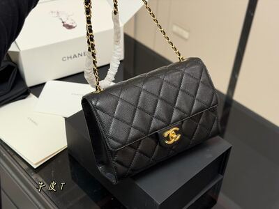 Chanel Classic Flap Medium view 8
