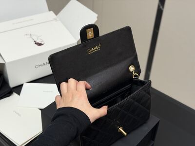 Chanel Classic Flap Medium view 9