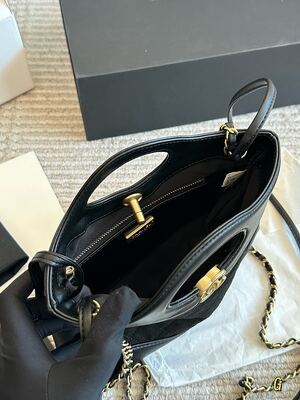Chanel Classic Flap Caviar Leather view 1