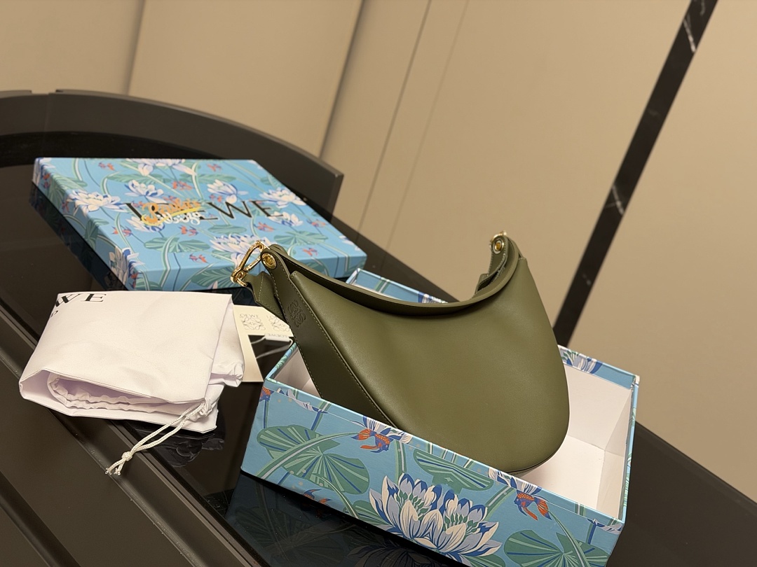 Loewe Anagrama Hobo view