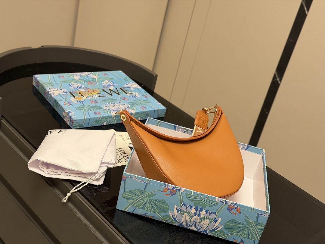 Loewe Anagrama Hobo view