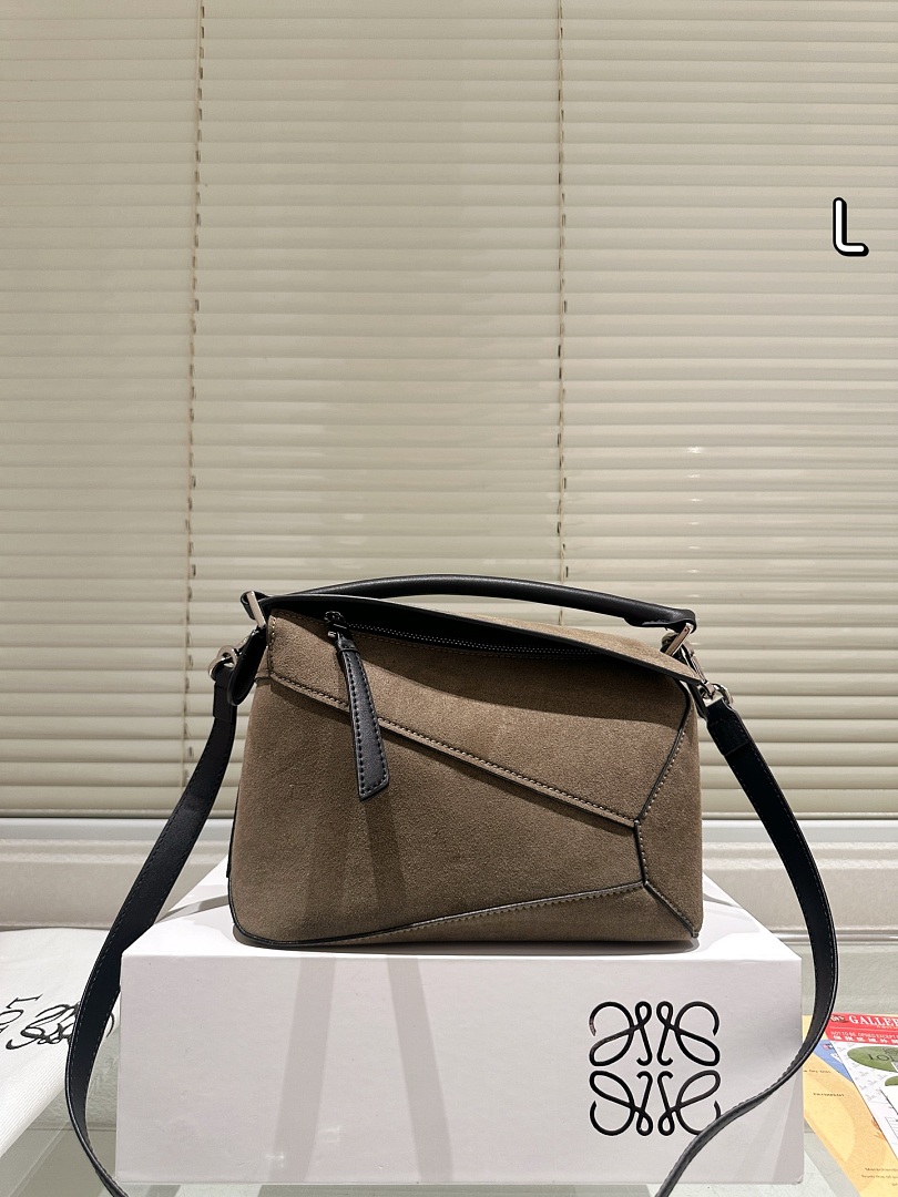 Loewe Hammock Bag view