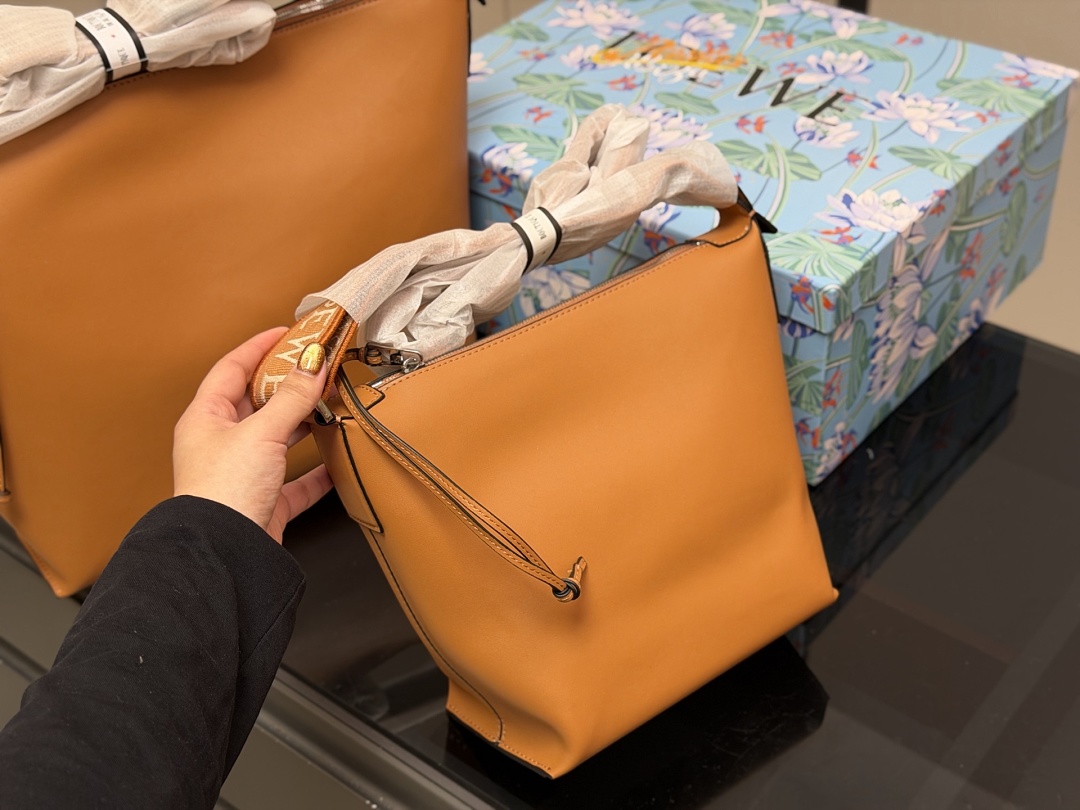 Loewe Hammock Shoulder Bag view