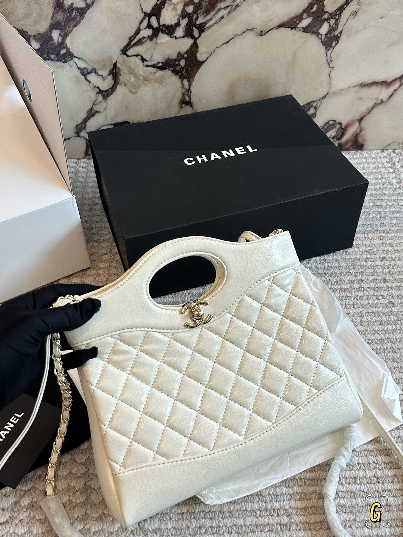 Chanel Caviar Shoulder Bag view