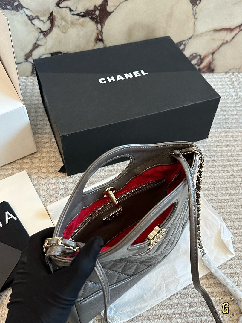 Chanel Caviar Shoulder Bag view