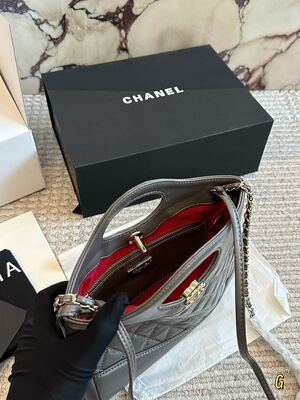 Chanel Caviar Shoulder Bag view 4