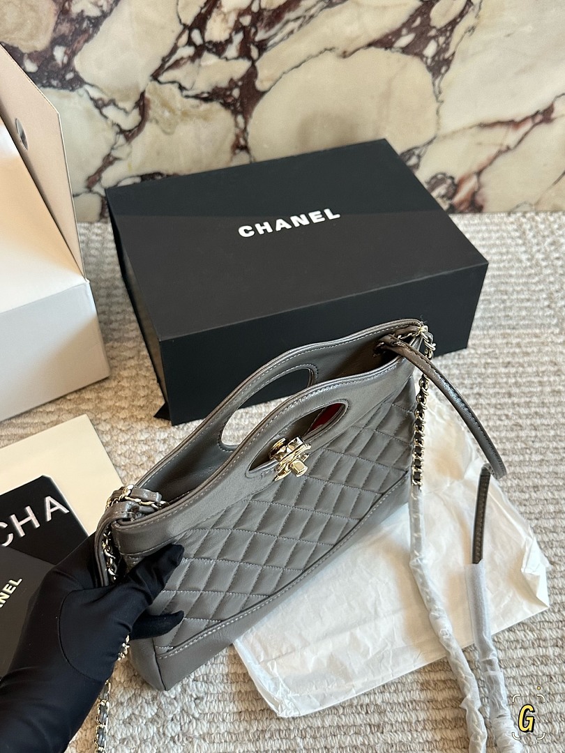 Chanel Caviar Shoulder Bag view
