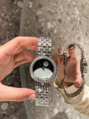 Van Cleef & Arpels Alhambra Watch view 9