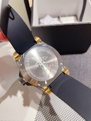 Gucci Dive Watch view 2