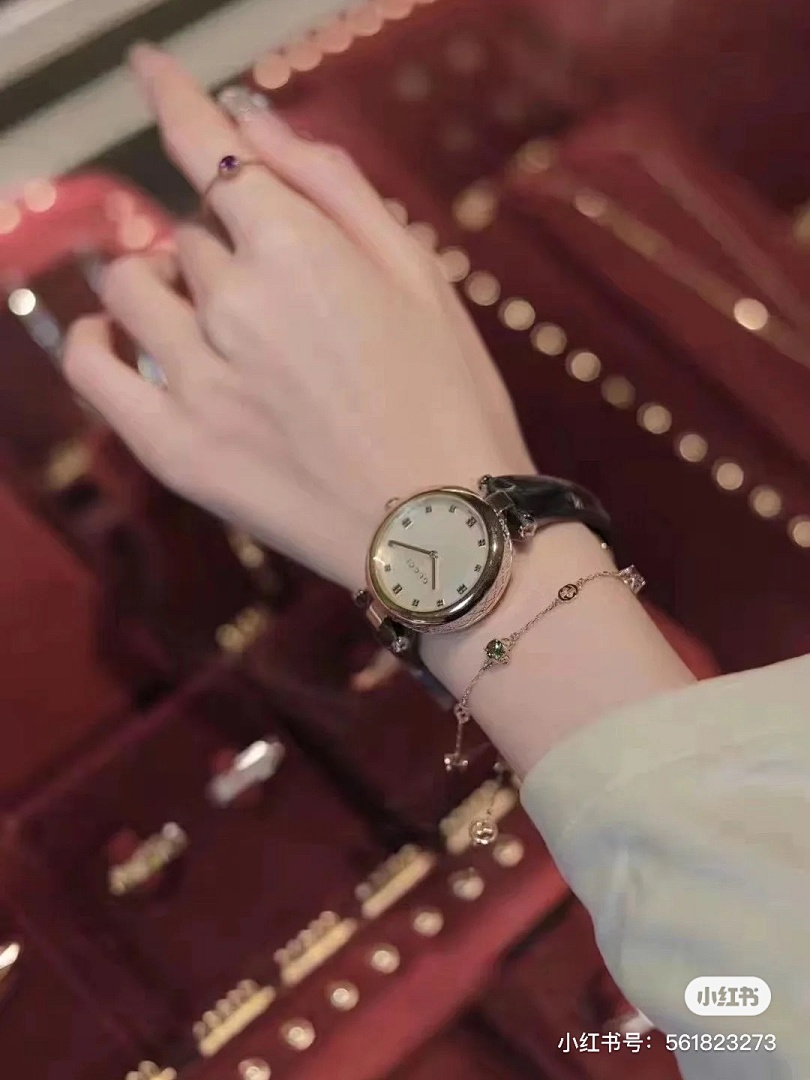 Gucci Bee Watch view