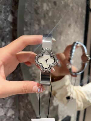 Van Cleef & Arpels Alhambra Watch view 8