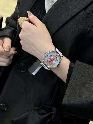 Gucci Bee Watch view 17
