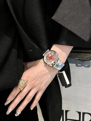 Gucci Bee Watch view 19