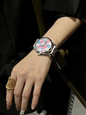 Gucci Bee Watch view 9