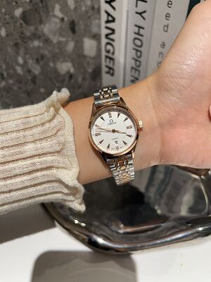Omega Quartz Watch view 6