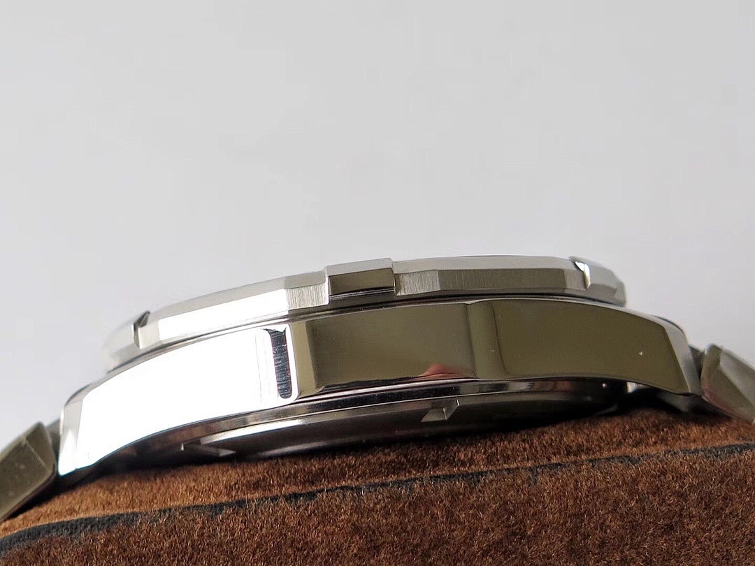Tag Heuer Carrera Calibre Watch view