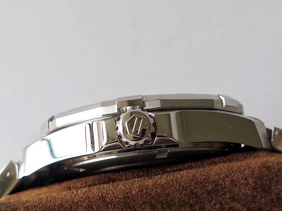 Tag Heuer Carrera Calibre Watch view