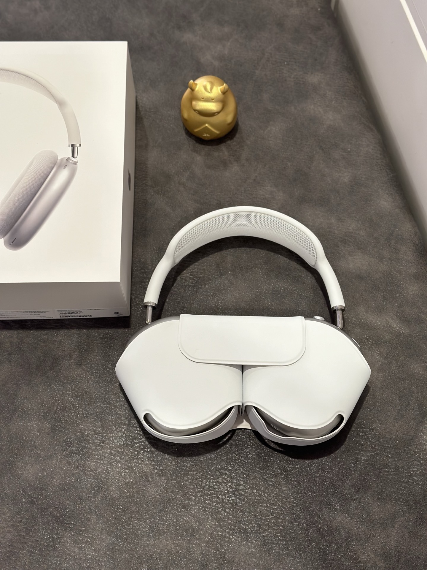 Apple AirPods Max — Poizon (ln) Edition, Silver, Lightning Port view