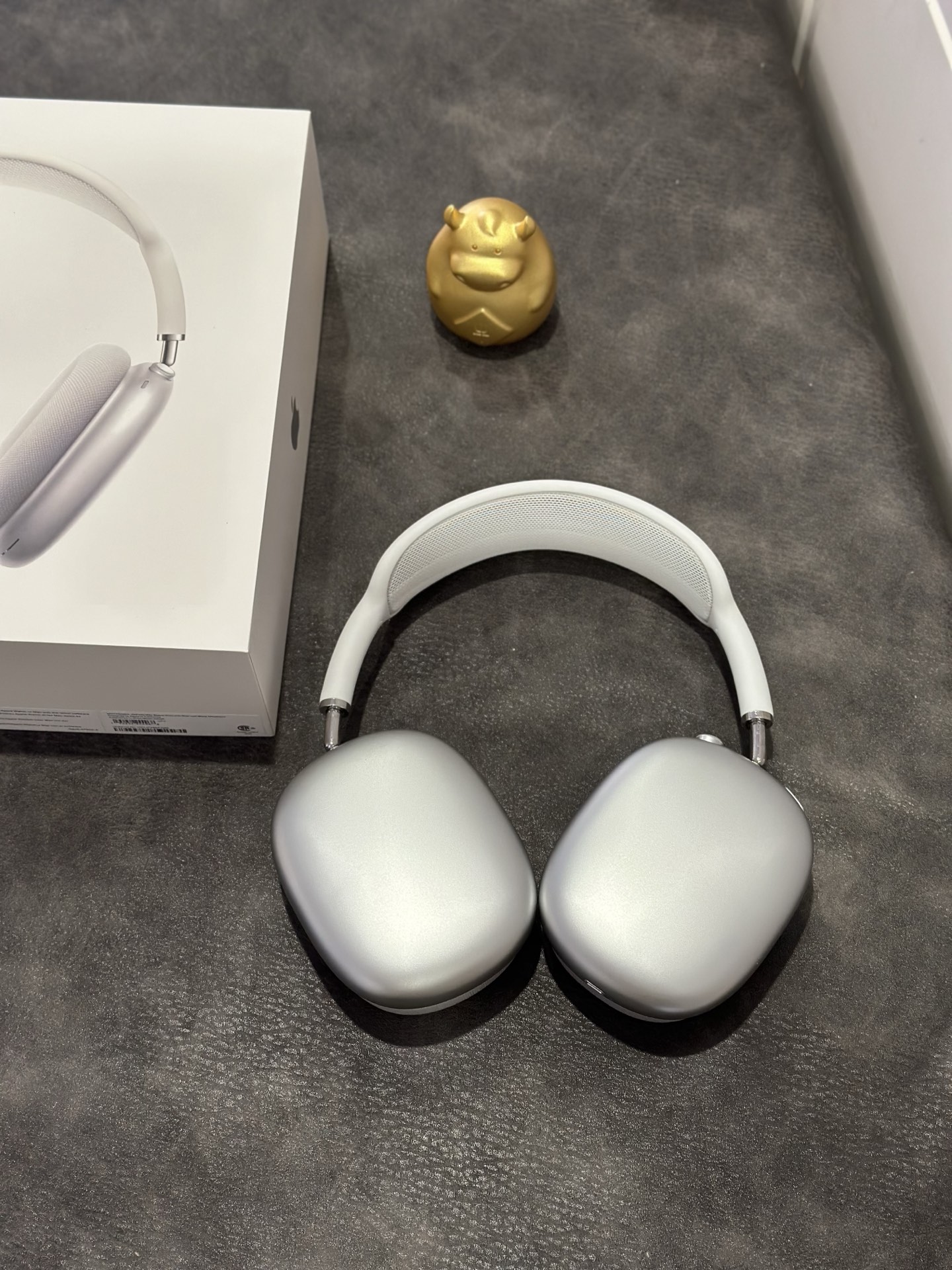 Apple AirPods Max — Poizon (ln) Edition, Silver, Lightning Port view