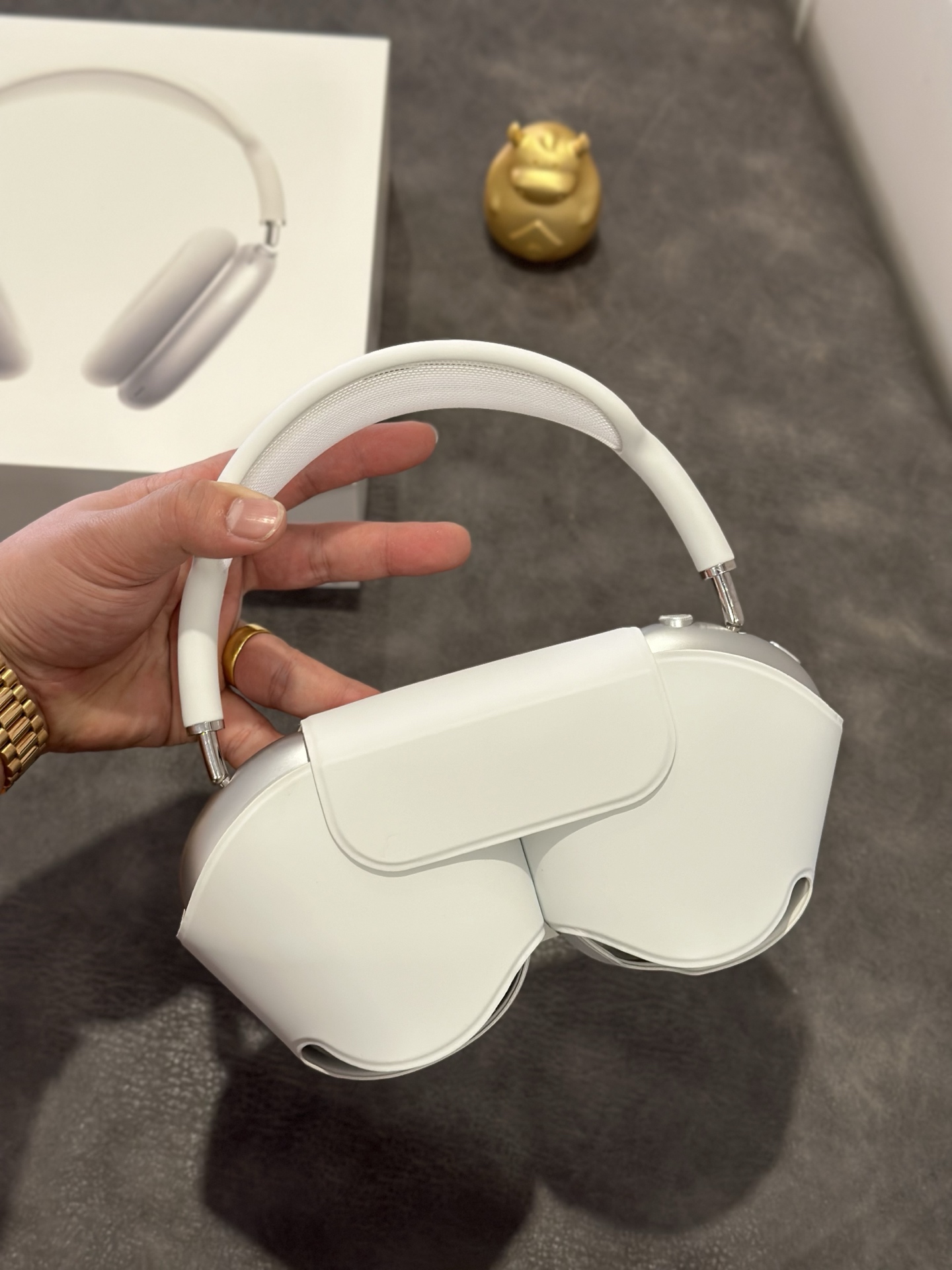 Apple AirPods Max — Poizon (ln) Edition, Silver, Lightning Port view