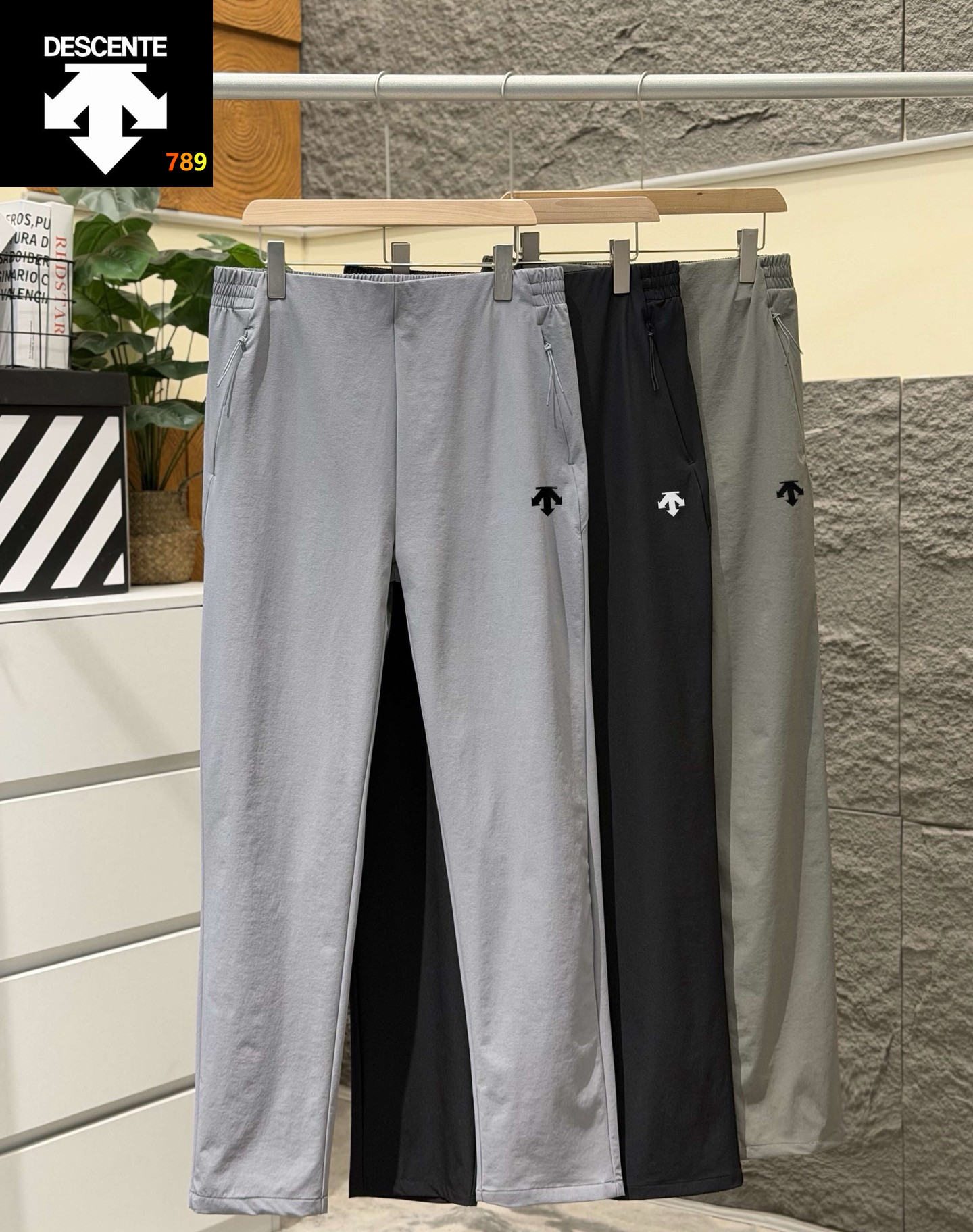 Descente High-Performance Nylon Stretch Casual Pants view 1