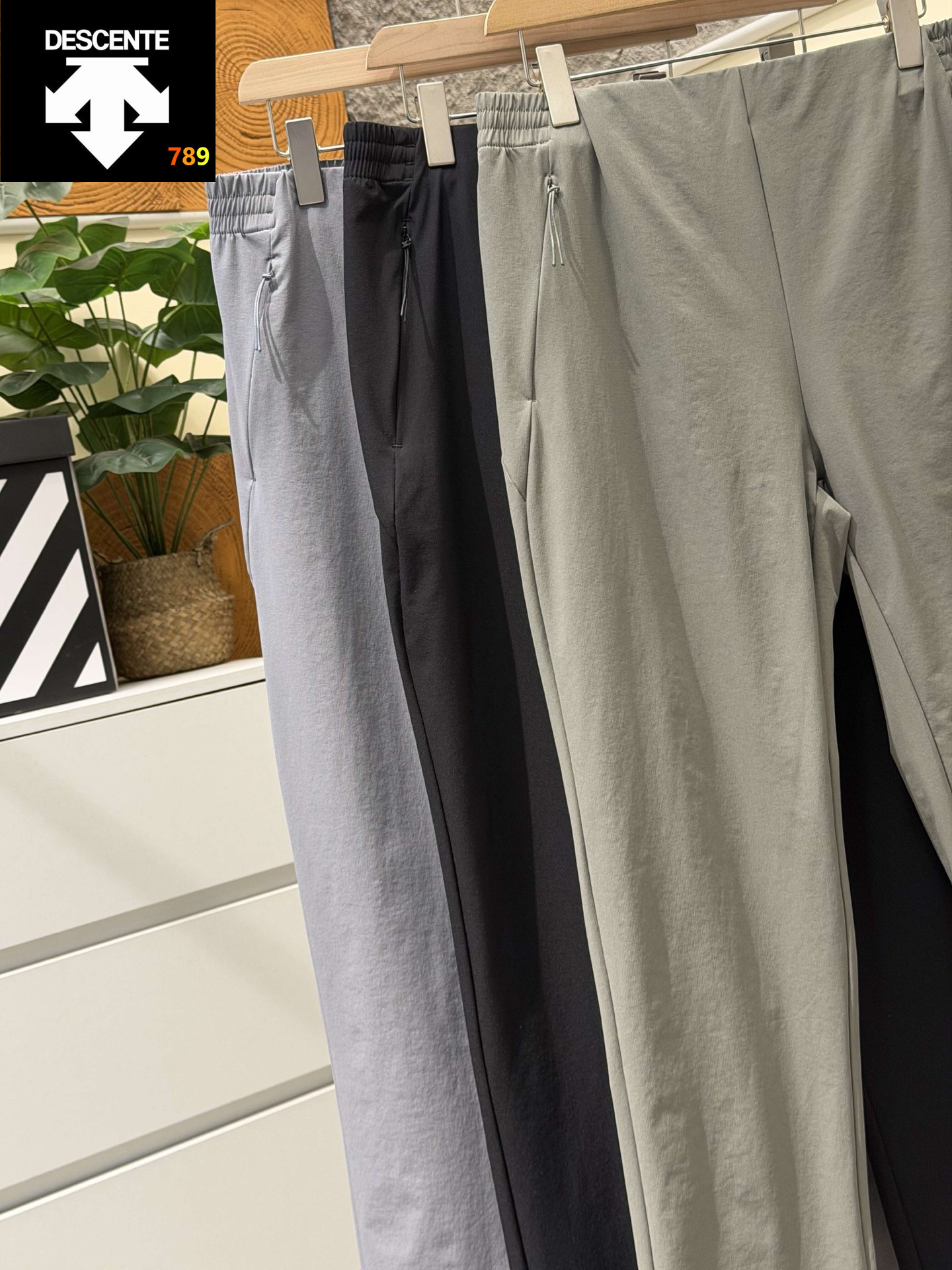 Descente High-Performance Nylon Stretch Casual Pants view 3