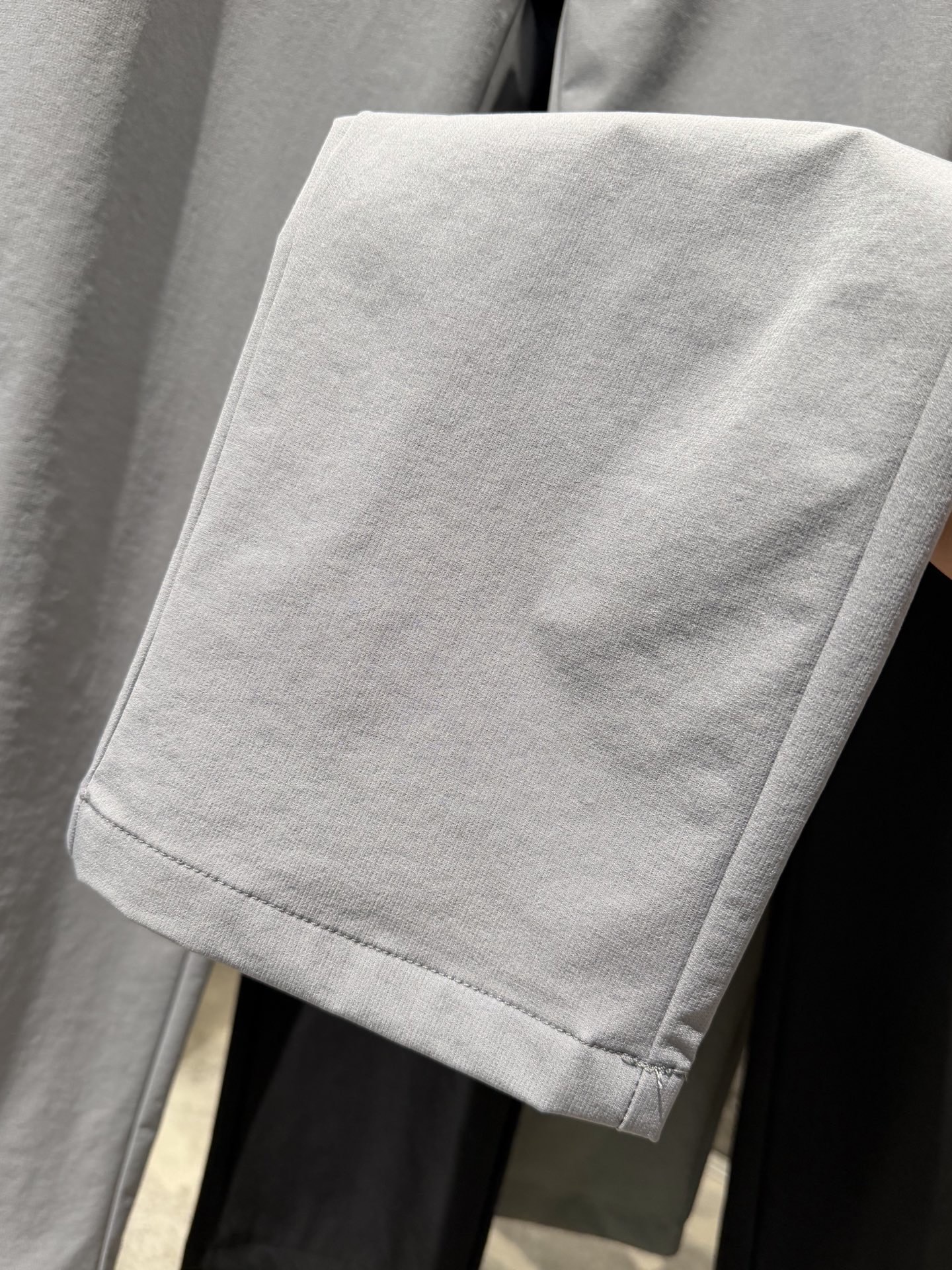 Descente High-Performance Nylon Stretch Casual Pants view 4