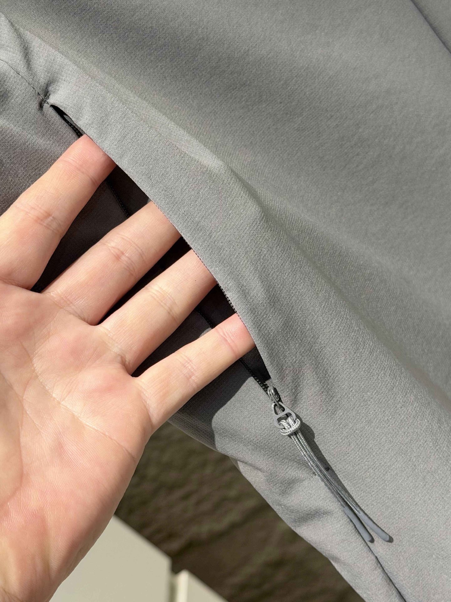 Descente High-Performance Nylon Stretch Casual Pants view 5
