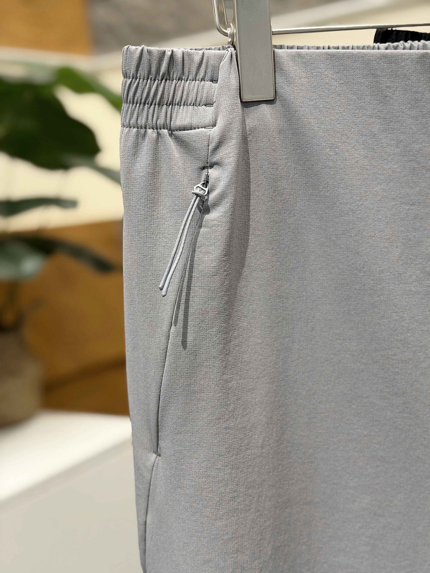 Descente High-Performance Nylon Stretch Casual Pants view 6