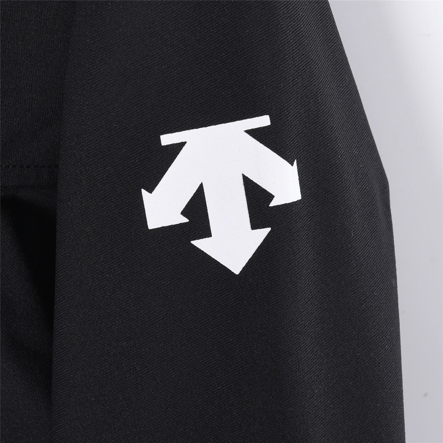 Descente SECO Antibacterial Long-Sleeve UV-Protection Crewneck Top -- Men's view 6