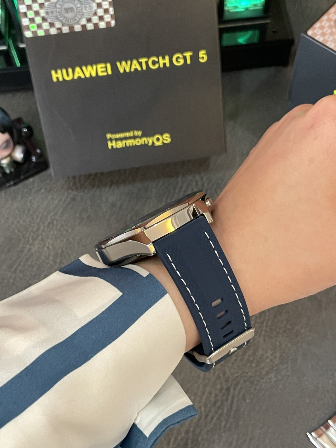 Smartwatch In-Hand Real-Shot Gallery view
