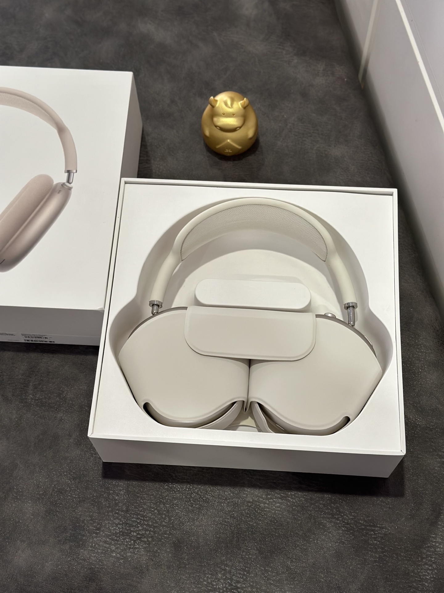 Apple AirPods Pro Max 2nd Gen Starlight USB-C 1:1 Replica view