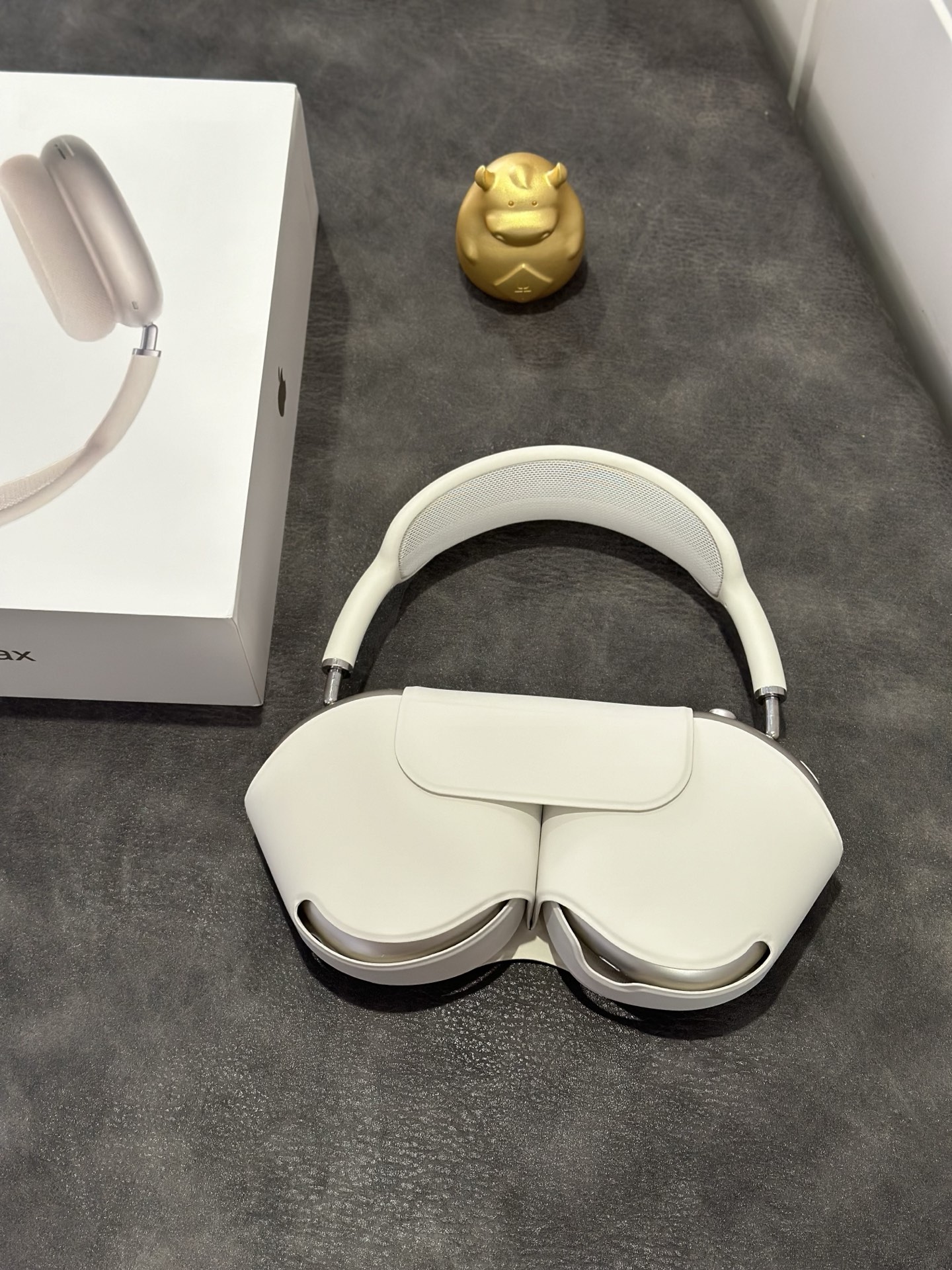 Apple AirPods Pro Max 2nd Gen Starlight USB-C 1:1 Replica view