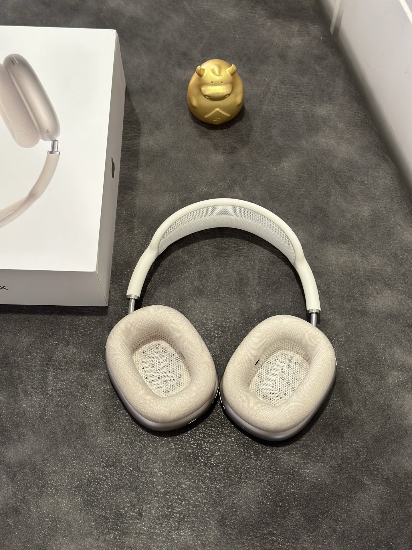 Apple AirPods Pro Max 2nd Gen Starlight USB-C 1:1 Replica view
