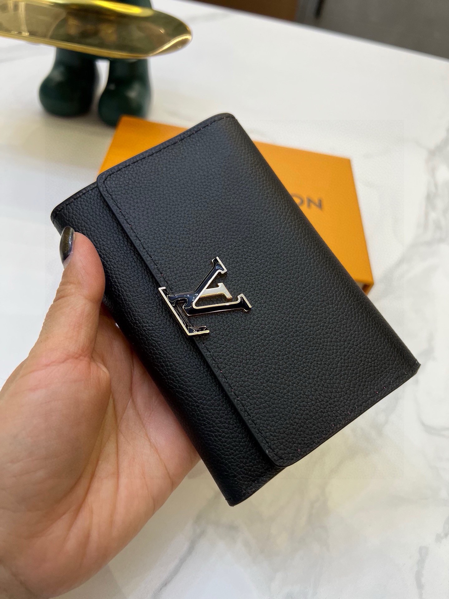 Louis Vuitton Capucines Small Compact Wallet M62157 13.5 x 9.5 cm view 5