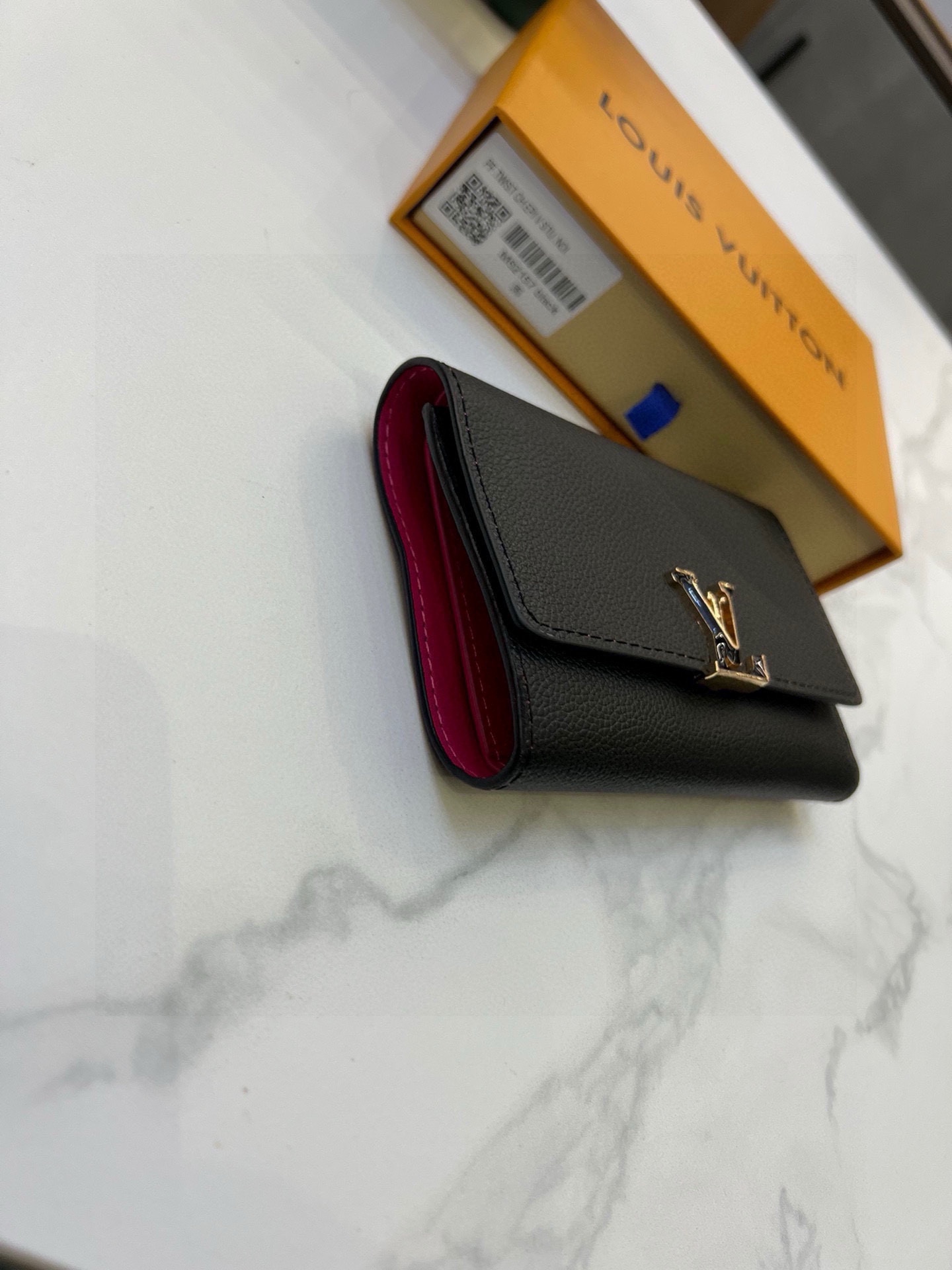Louis Vuitton Capucines Small Compact Wallet M62157 13.5 x 9.5 cm view 6