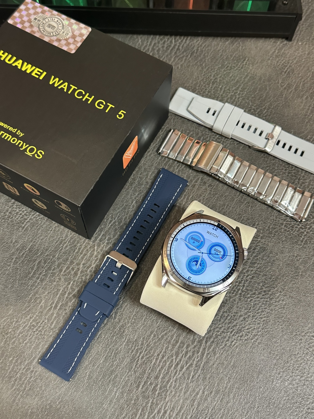 Huawei Watch GT5 46 mm Smartwatch -- Topaz Blue, Titanium Frame view 3