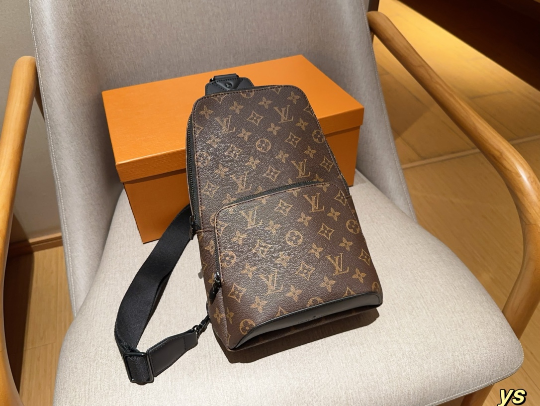 Louis Vuitton Avenue Men's Chest Bag Crossbody 21 x 30 x 5 cm