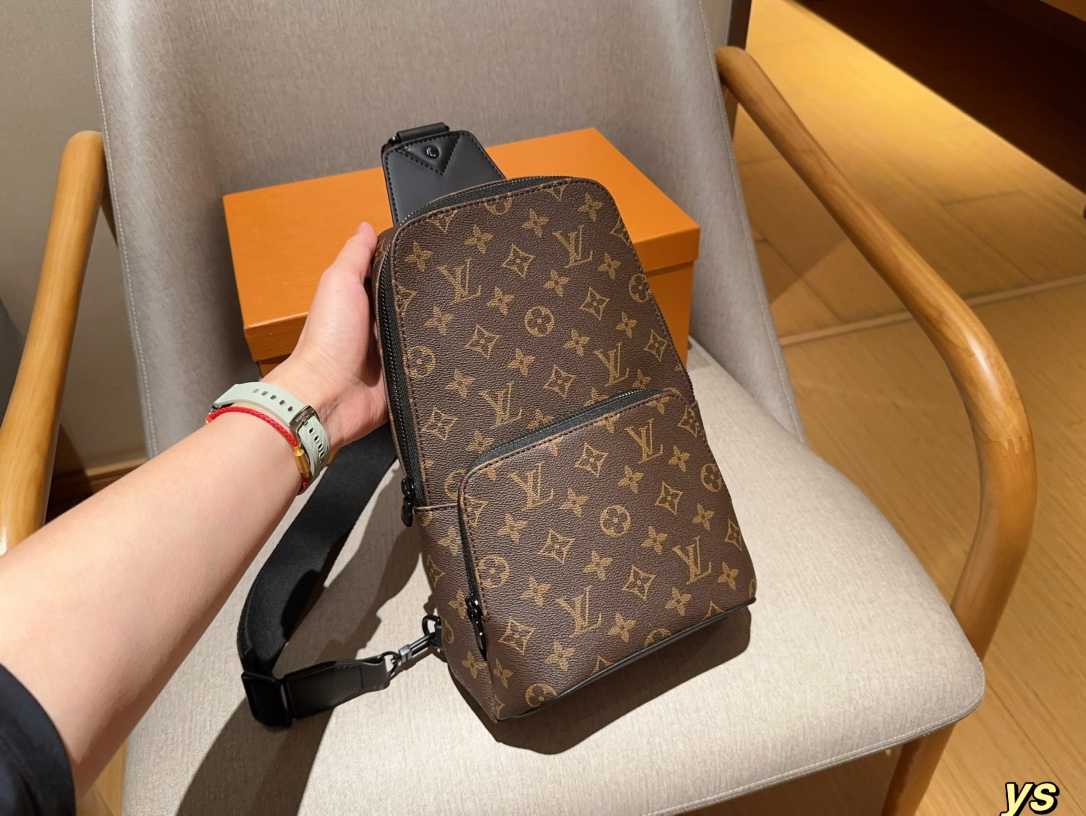 Louis Vuitton Avenue Men's Chest Bag Crossbody 21 x 30 x 5 cm view