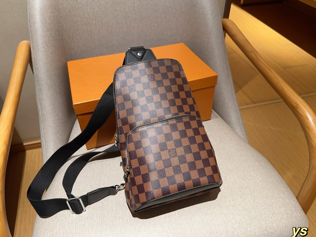 Louis Vuitton Avenue Men's Chest Bag Crossbody 21 x 30 x 5 cm view