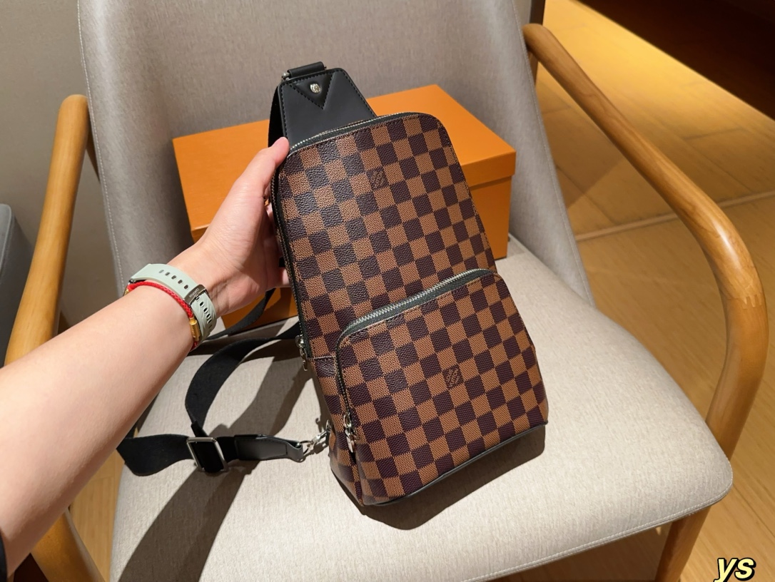 Louis Vuitton Avenue Men's Chest Bag Crossbody 21 x 30 x 5 cm view