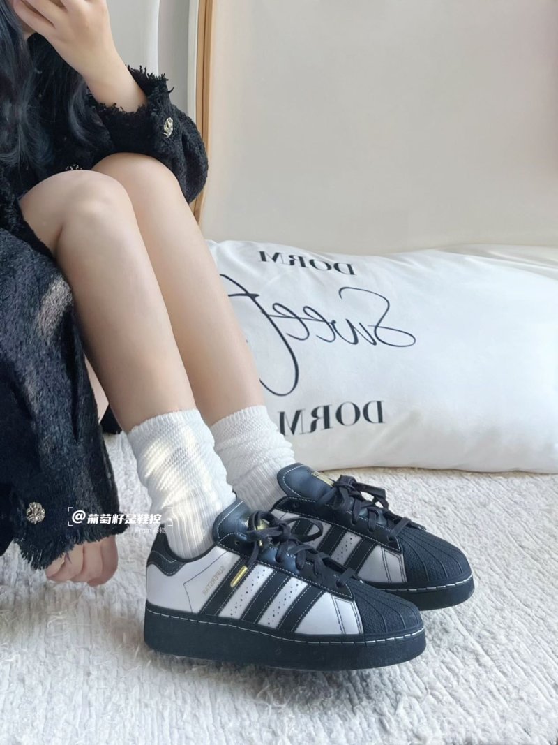 Adidas Superstar XLG W view