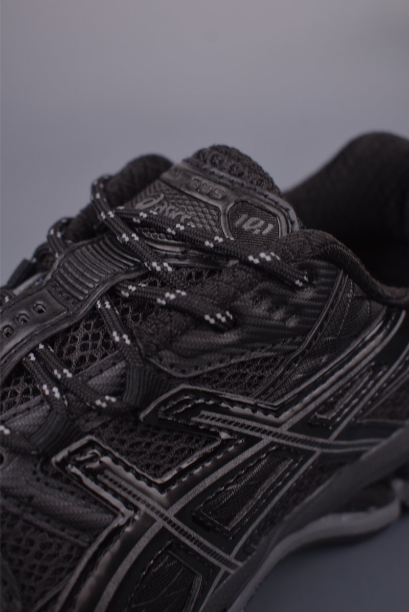 Asics Gel-Kahana Nimbus 10.1 Y2K view