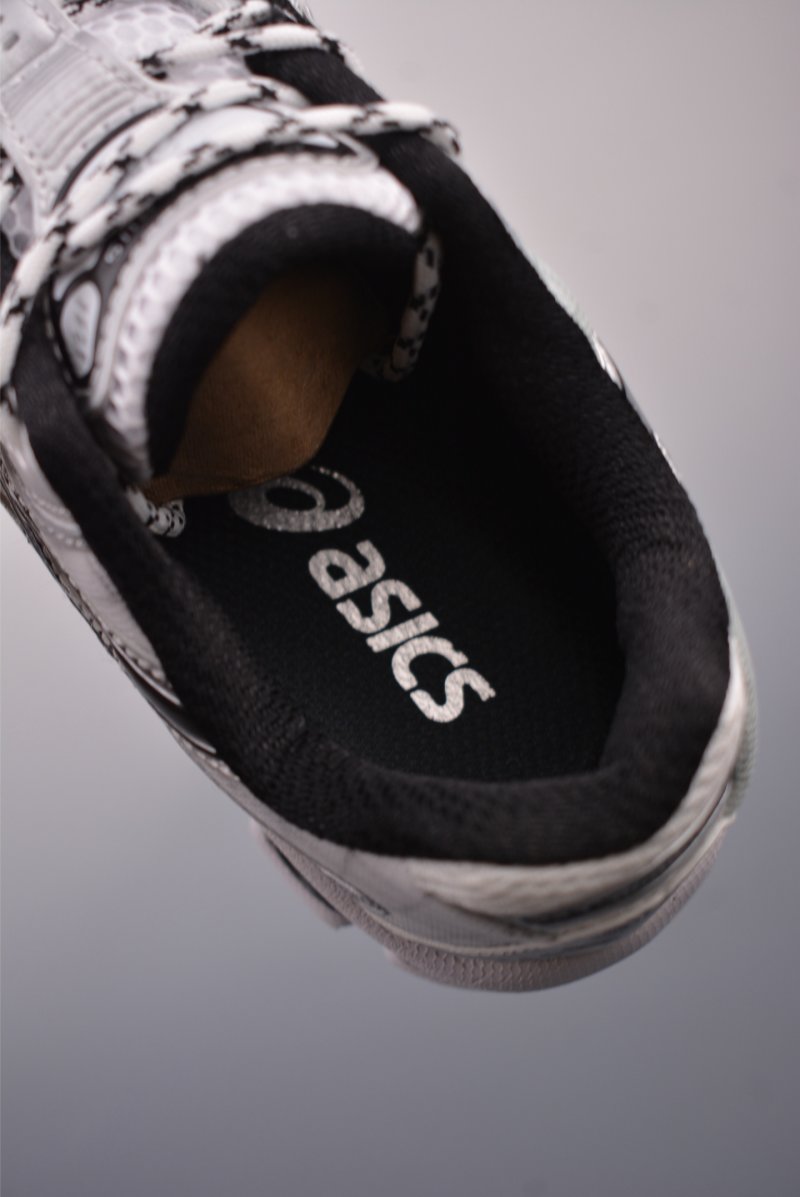 Asics Gel-Kahana Nimbus 10.1 Y2K view