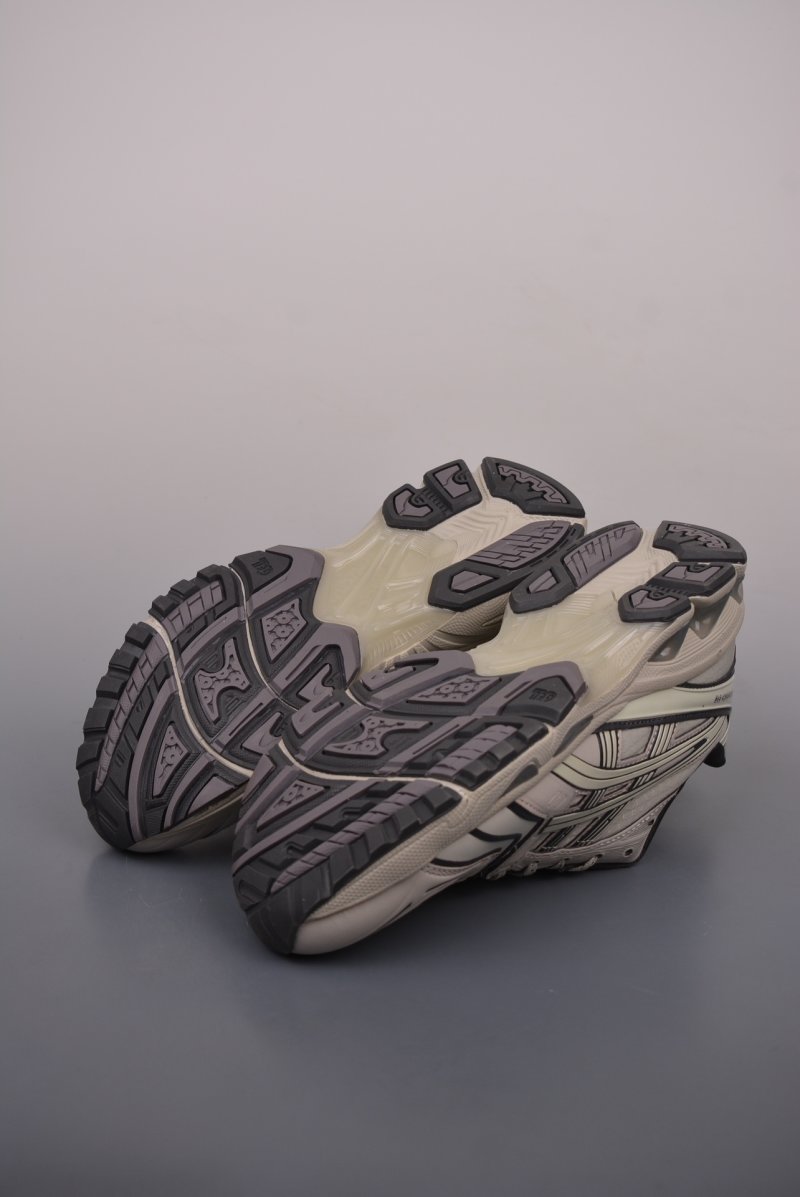 Asics Gel-Kayano 14 view