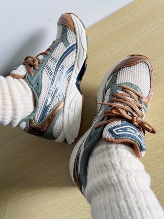 Asics Gel-Kayano 14 view 2