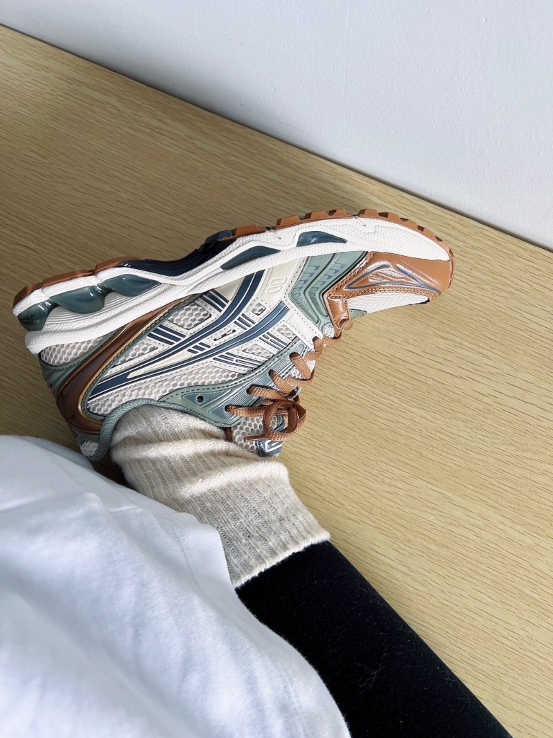 Asics Gel-Kayano 14 view