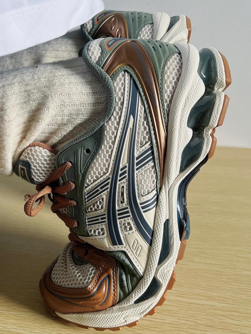Asics Gel-Kayano 14 view