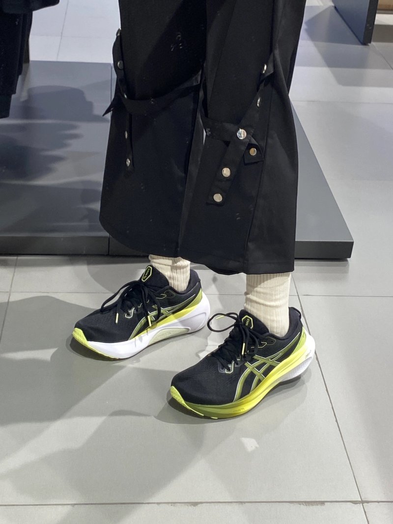 Asics Gel-Kayano 30 view